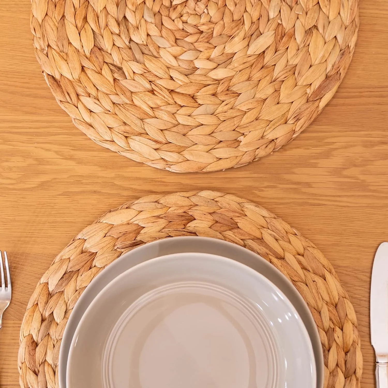 10 Pack, Round Woven Placemats, Natural Water Hyacinth Place mats, Braided Straw Table Mats for Dining Table, Christmas Placemats (13.8 inch) - Image 6