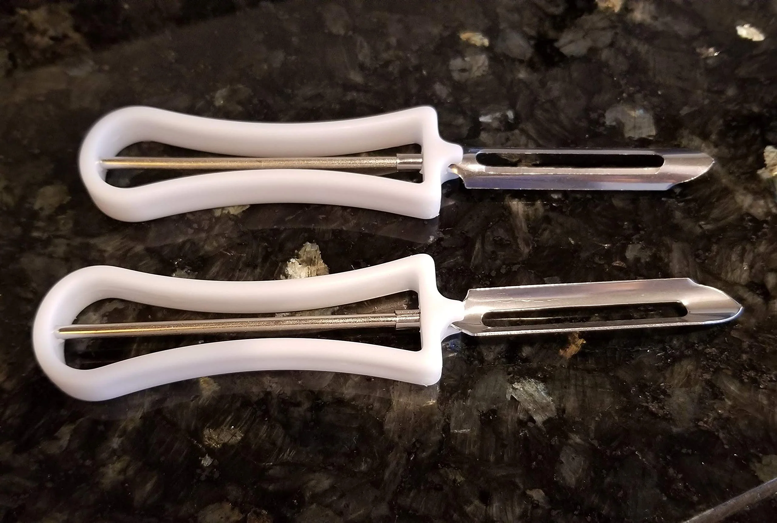 Handy Housewares 2 Piece Swivel Vegetable Peeler Set - Ideal for Apples, Carrots, Potatoes (1 Set) - Image 4